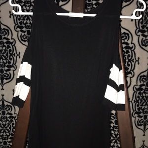 Off shoulder tee shirt with stripes of sleeves